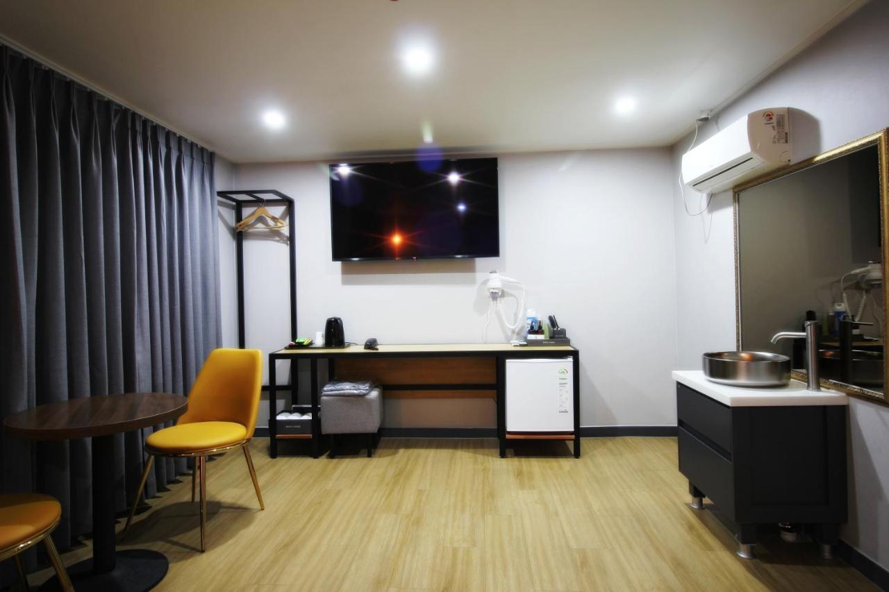 Bronze Hotel Changwon Extérieur photo